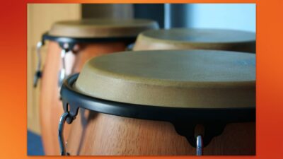 Primer plano de un grupo de congas, instrumentos de percusión fundamentales en la música salsa.